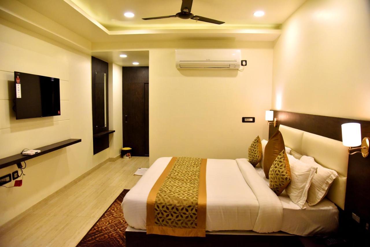 Hotel Vinayak ลัคเนา ภายนอก รูปภาพ