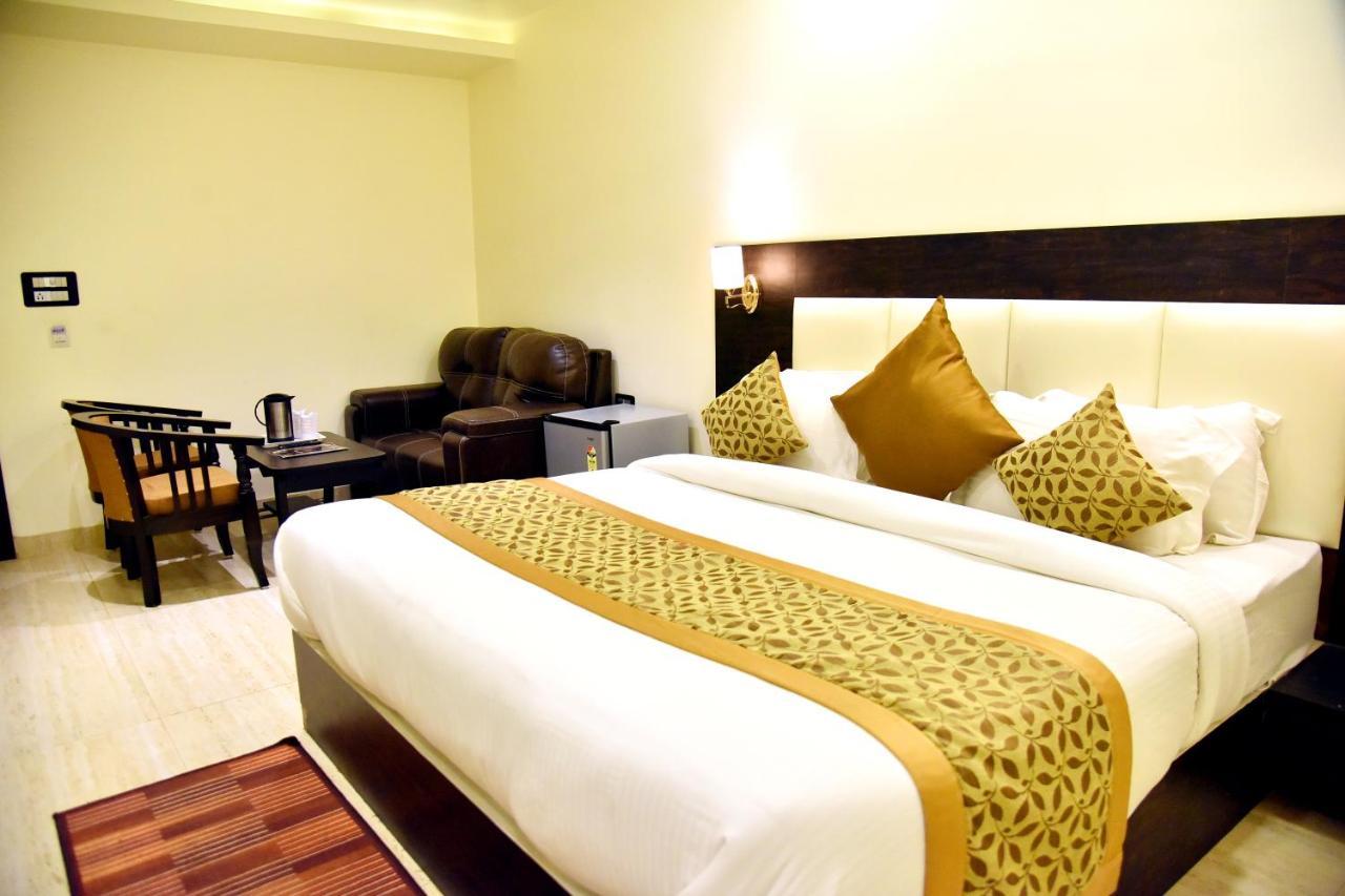 Hotel Vinayak ลัคเนา ภายนอก รูปภาพ