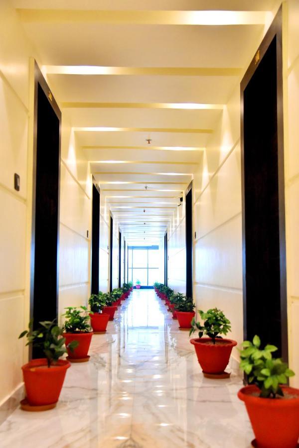 Hotel Vinayak ลัคเนา ภายนอก รูปภาพ
