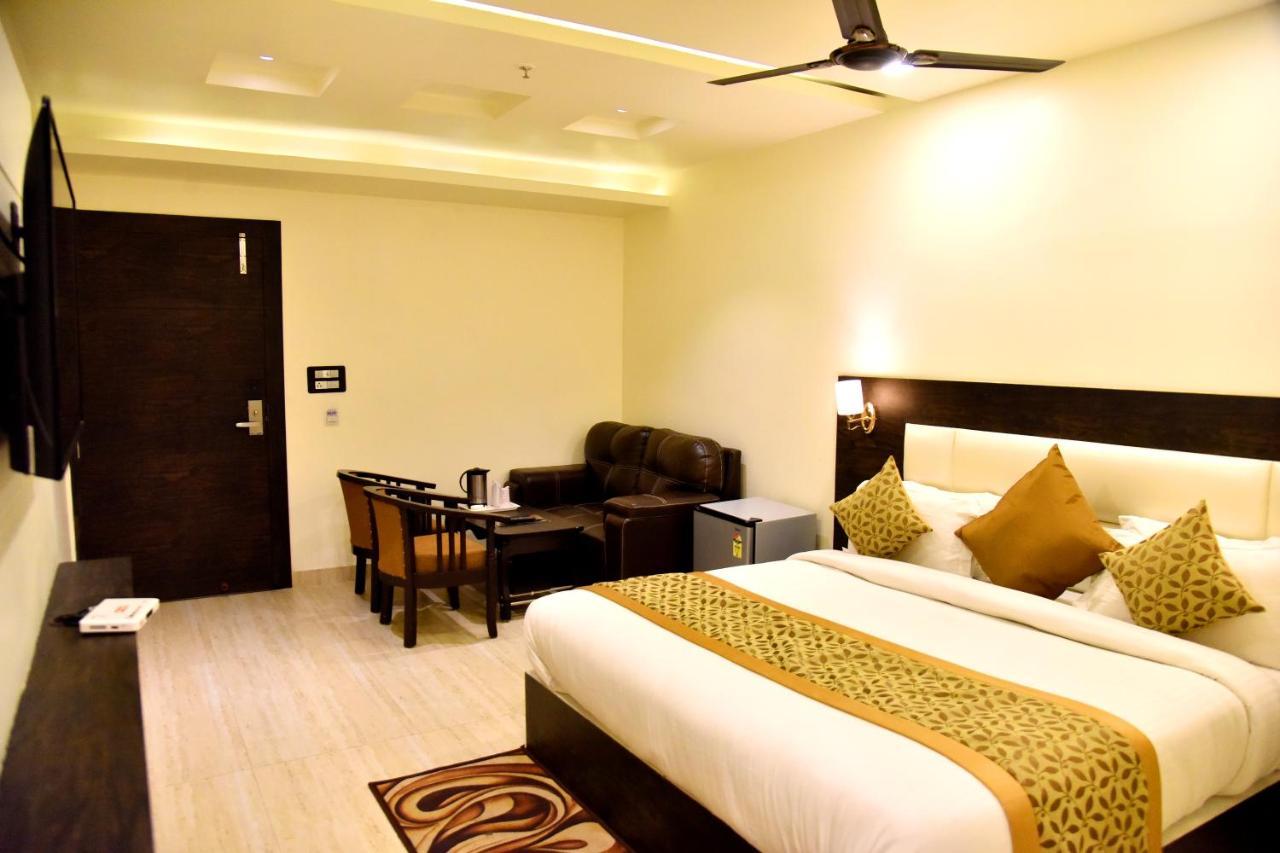 Hotel Vinayak ลัคเนา ภายนอก รูปภาพ